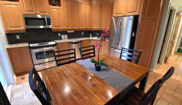 Beauty 4BD/2BA & parking - central A/C and heat- 25% off stays 32 days +