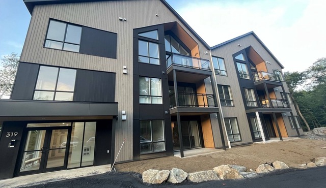 Best of both worlds! Steps from the chairlift & a dock on the Memphrémagog lake