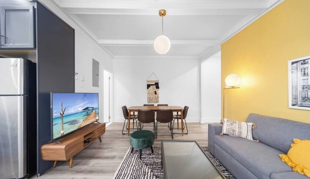 Big & sunny 4 bedrooms, 2 baths, sleep 12 apt