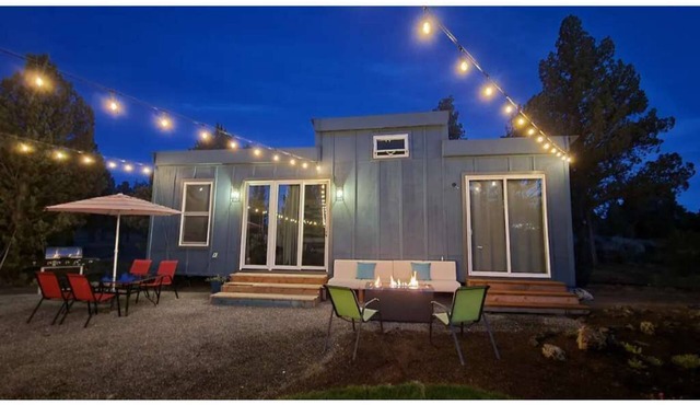 Big tiny. A spacious tiny house, with extra loft, full kitchen, yard to enjoy. in Bend