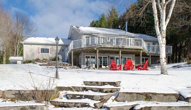Blue Cottage - Luxury Waterfront Cottage w/ Games Room, AC, Watercraft