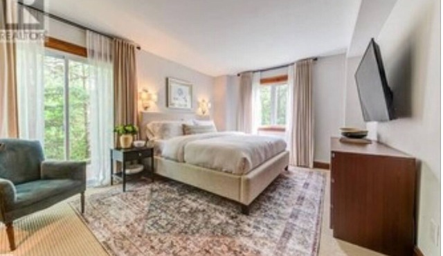 Blue Mountain Luxury Chalet with Hot Tub, 30+ day staysn
