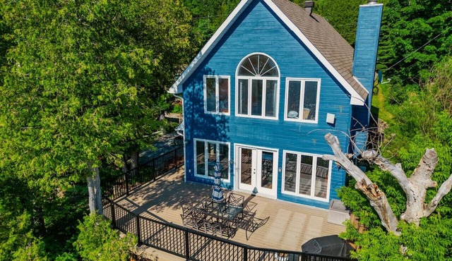 Blue Paradise on the lake