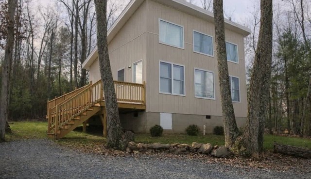Blue Rock Escape by Buffalo Mtn Getaway