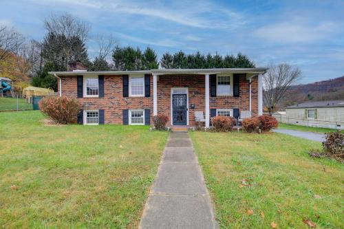 Bluefield Home w/Covered Deck - Near Parks!