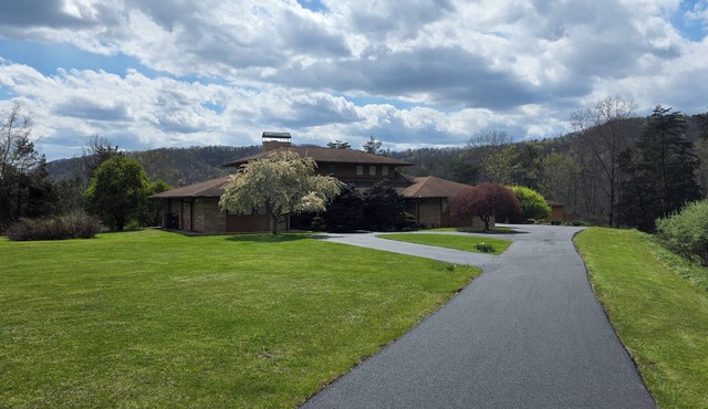 Bluestone Manor-spacious mountain home for your next adventure