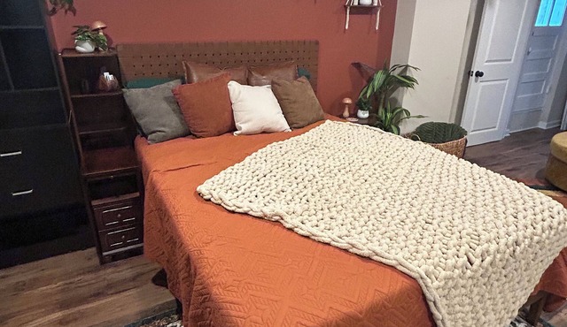 Boho Chic Parkside Retreat- 1 Bed Studio. Miles of hiking and water sights!