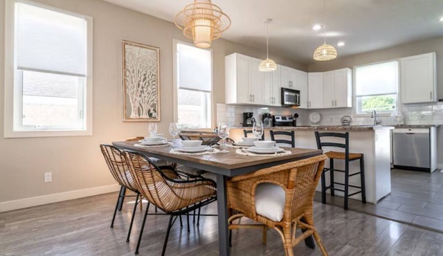 BoHo House-Sleeps 17-Garage-3 Kitchens-Fireplace