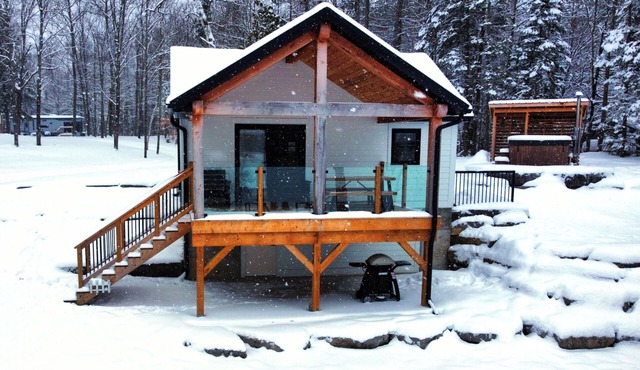 Boreal Retreat at Algonquin Woods, Lake Front Cottage
