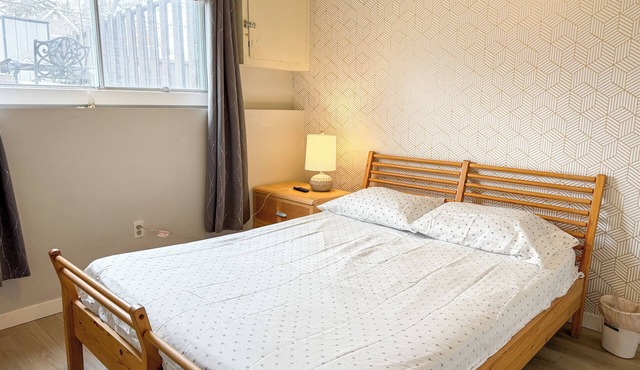 Bow River Retreat: Basement Room for Rent