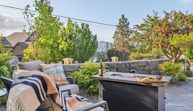 Brand new 1BR retreat with lake views, patio, near wineries & beaches