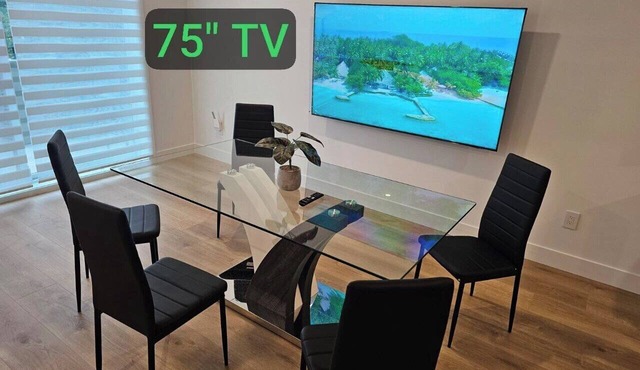 Brand New: 2 Bedrooms+Den, 5 people, Laundry, 75" TV! 4min walk to Bus/Grocery
