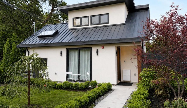 Brand New Air Conditioned Kitslano Retreat