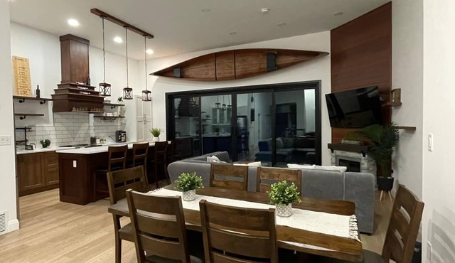 Brand new home, lakefront with Level 2 EV charger, Starlink high speed internet