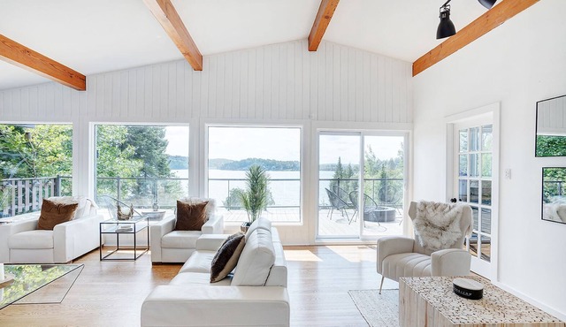 Breathtaking chalet with stunning views and direct access to a lake!
