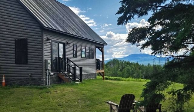 Breeze & Blue Mountain Cabin: SLEEPS UP TO 12, Newly built