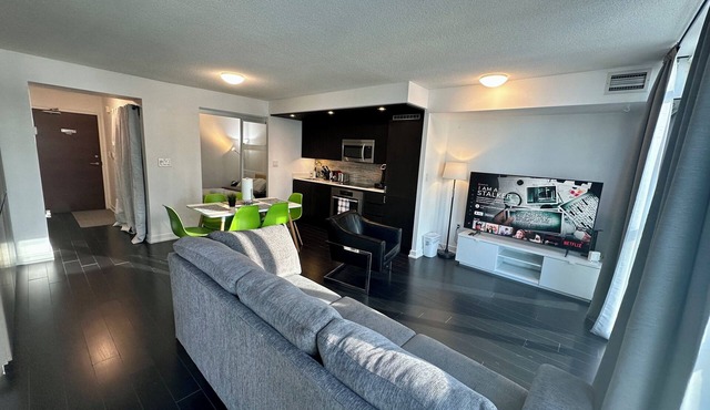 Bright 2 Bedroom Suite