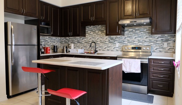 BRIGHT and Comfy 4 Bed Home in Markham - close to lake and hiking trails