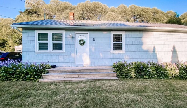 Bright and cozy 2-Bed Home in Montague with Fenced Yard, BBQ, and Fire Pit