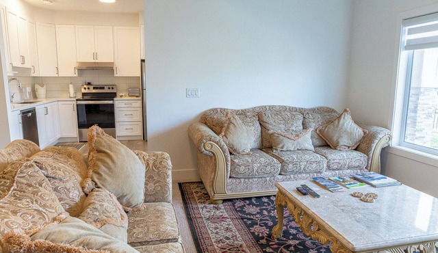 Bright Basement Suite Close to the Mountains