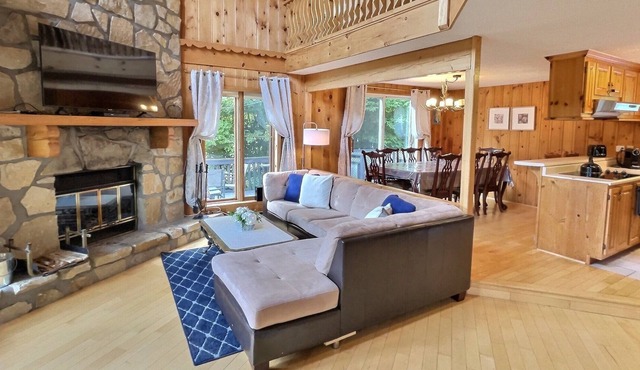 Bright & Cozy 5 Bdrm Mountain Chalet w/Spa & Pool