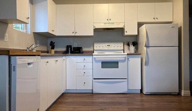 Bright Centrally Located 2 bedroom Apartment