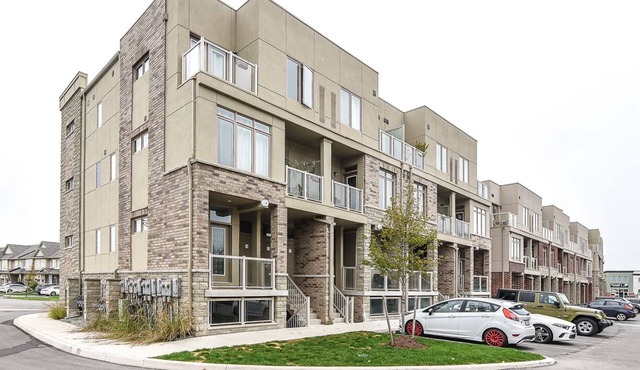 Bright Corner Townhouse Downtown Beamsville