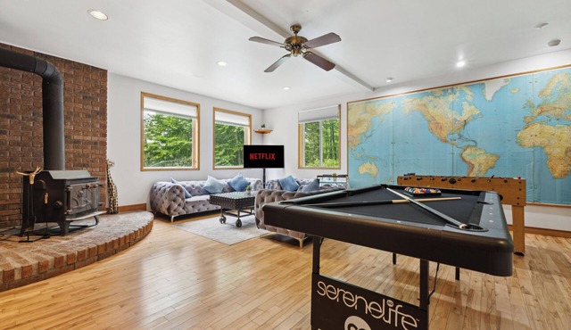Bright cottage with private in-ground pool (summer) and fireplace, ideal for relaxing.