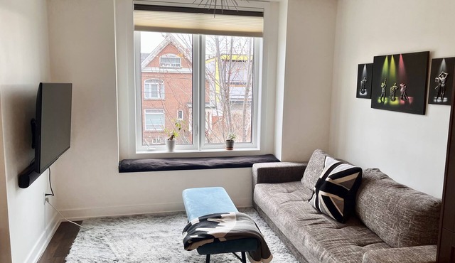 Bright cozy room in Mimico, train/bus/subway/grocery/restaurants on doorstep