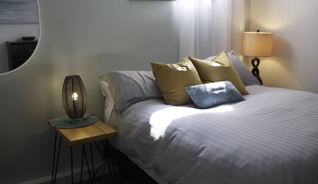 Bright & cozy suite with ping pong table, close to ski hill, beaches & trails