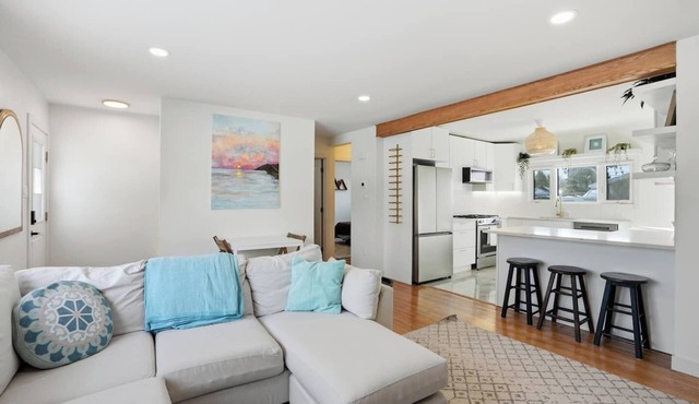 Bright & Fully Renovated Retreat - Holiday Home