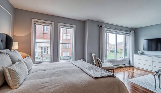 Bright quiet 2 bedroom condo, heart of Quatrier Dix30