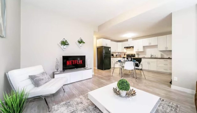 Bright Spacious Suite - King Bed - Long Stays - WiFi