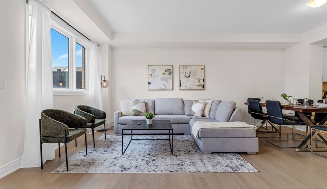 Bright & Stylish 5 BR Getaway in Oakville!