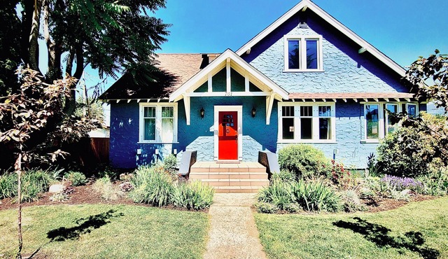 By-The-Beach-House: Large Home in Prime Location