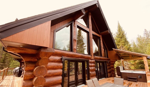 "Le Majestik luxury chalet, Doncaster River"