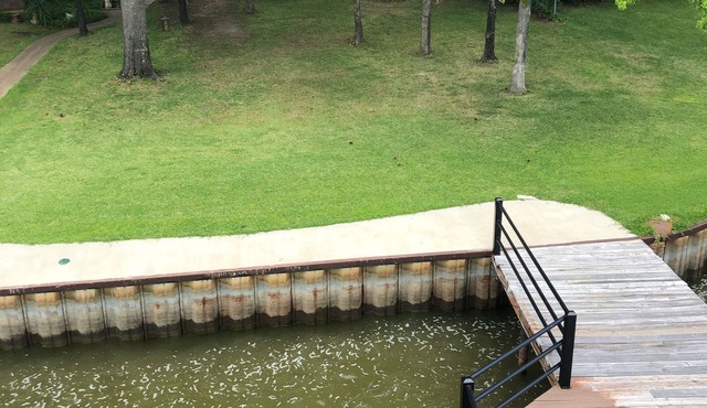 cabin on lakefront on cedar creek , tx