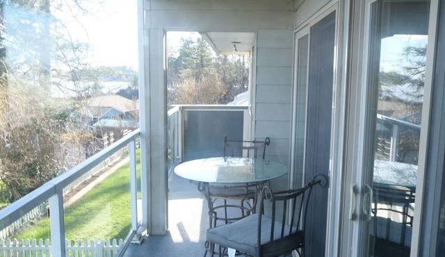 Campbell River House with stunning Ocean Views and three sundecks!