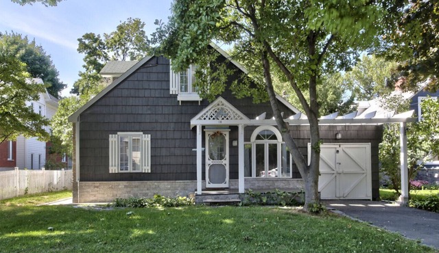 CAPE COD COTTAGE NEAR A LAKE