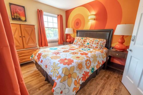 Cardinal Inn Retro Room