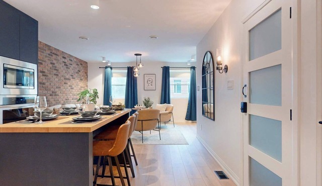 Casa Hotels Elegant 2BR Suite in Leslieville