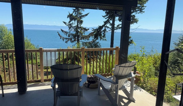 Cedar Coast Oceanfront, Victoria, firepit, ocean deck, 180 degree views, serene