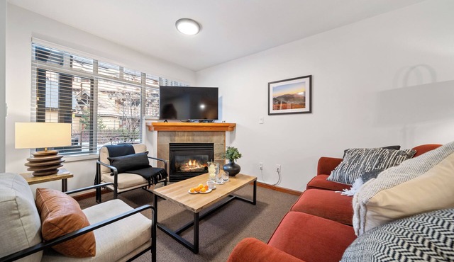 Central 2BR w/Pool, Hot Tub, BBQ & Free Parking