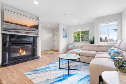 Central Fraserhood 3BR Family Home, Patio and 2 Car Garage)