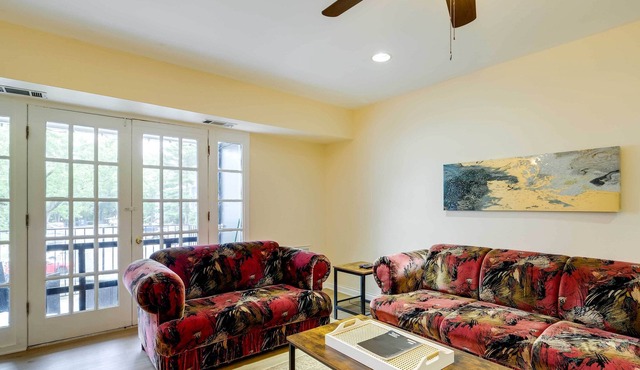 Centrally Located Springfield Apartment w/ Balcony