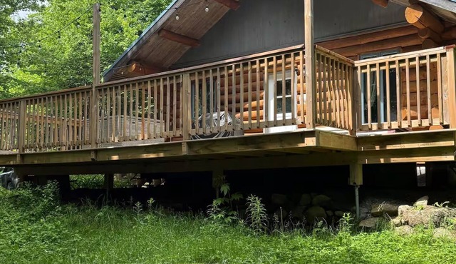 Chalet en bois rond avec spa et foyer, à 10 min du Village Vacances Valcartier