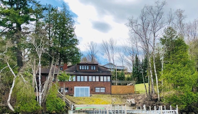 Chalet - 125 ft lake front Lac Memphremagog w/2 docks - 7 beds w/guest house