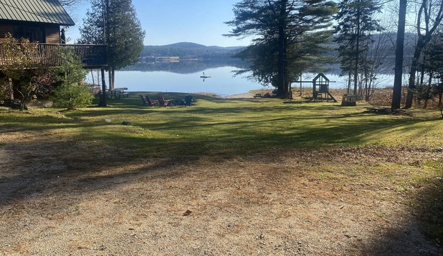 Chalet 4 season on lake, very private w/ Hot Tub