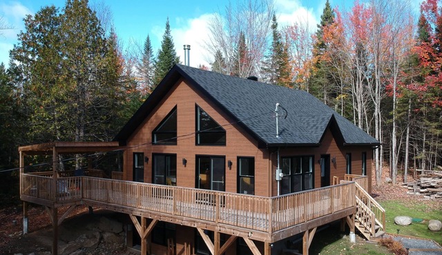 Chalet 4BR | Ouareau Forest | Remote Work-Friendly | EV Charger