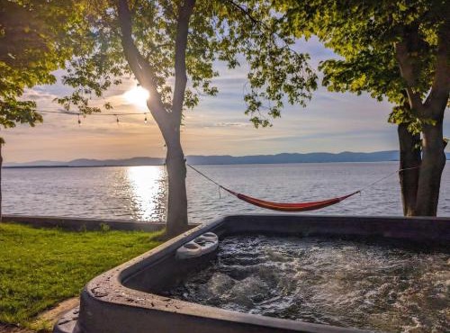 Chalet #7 Waterfront with Spa, Fireplace Wifi & AC